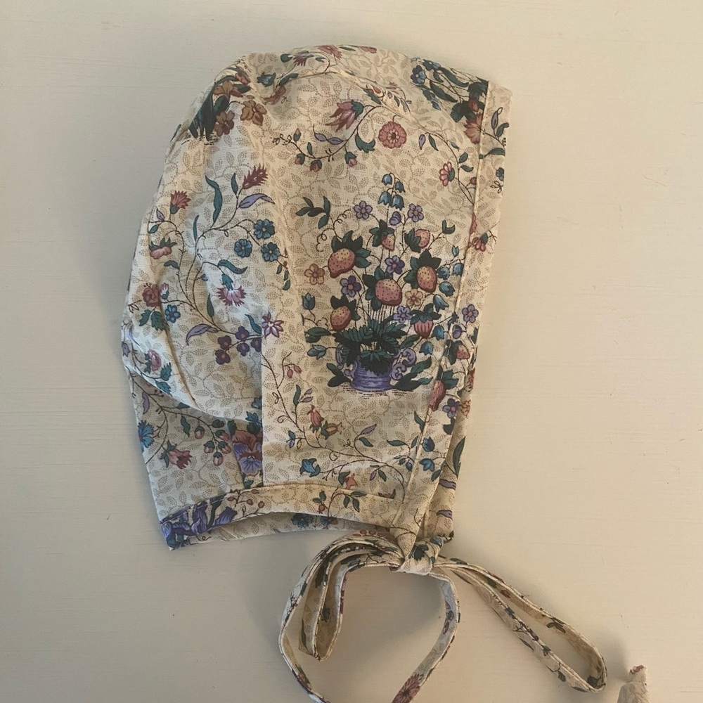 SAA **NEW** never worn. 6/12 Bonnet